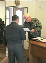 Старший госинспектор Владимир Лесовой вручает благодарственные письма сотрудникам полиции