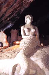 В Караульной пещере - множество глиняных скульптур