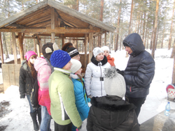 Участники Дня пробуждения природы на территории памятника природы Пещера Караульная делятся своими знаниями о птицах Сибири