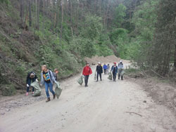 В рамках акции участники прошли дорогу от конечной остановки 12 маршрута до пещеры Караульная...

