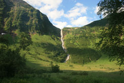 Высота водопада составляет 328 метров.