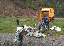 В 2019 году защитники природы вывезли с туристических стоянок на берегах Маны больше 4 тонн мусора.