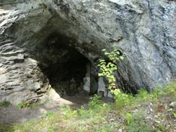 Вход в пещеру когда-то был укреплён дверью, чтобы оградить уникальный объект от несанкционированных посещений