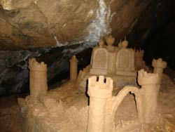 Глиняные скульптуры в одном из гротов пещеры